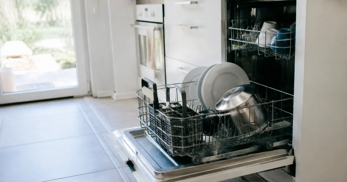 Appareil electromenager blanc porte ouverte panier inferieur sorti cuisine