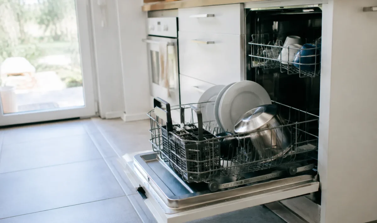 Appareil electromenager blanc porte ouverte panier inferieur sorti cuisine