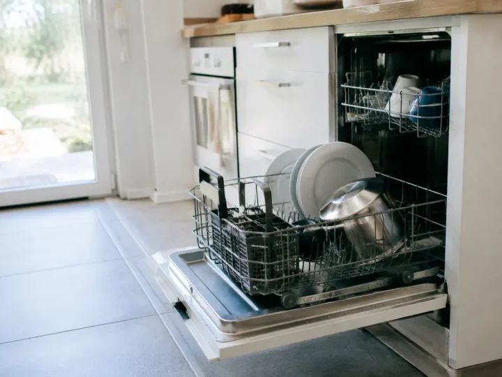 Appareil electromenager blanc porte ouverte panier inferieur sorti cuisine