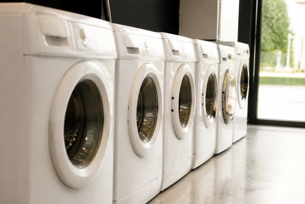 Lave-linge blancs alignes dans un showroom lumineux