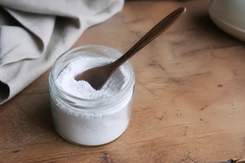 Pot de poudre blanche et cuillere en bois