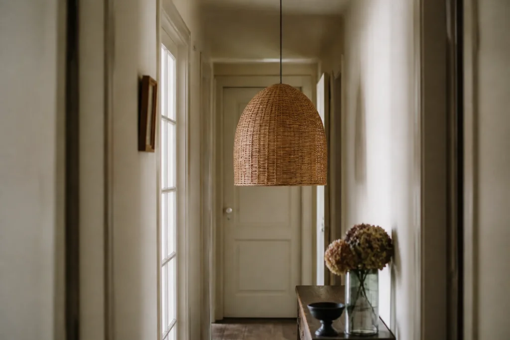 Suspension en rotin dans un couloir etroit